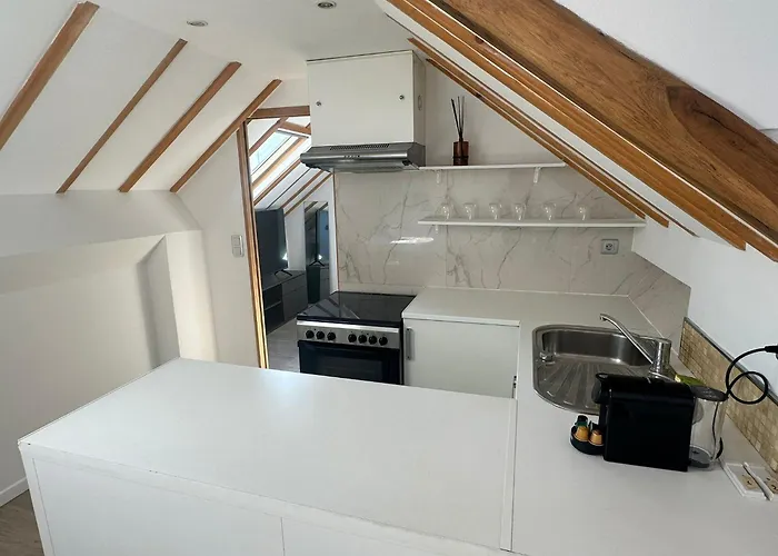 1 Opera - Modern Fully Furnished *